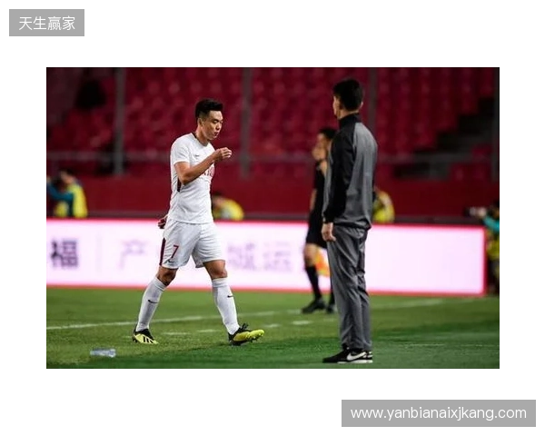 飞踹座椅染红!玉昆官方:门将教练米克尔造成恶劣影响,罚款2万